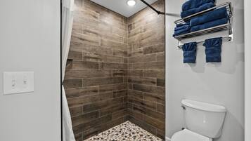 Chuveiro, secador de cabelo, toalhas de banho, sabonete