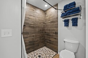 Dusch, hårtork, handdukar och tvål