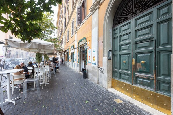 Outdoor dining - Lovely New Home, Piazza San Cosimato! (Roma)
