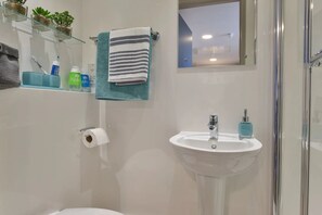 Bathroom - Student Only Metrovick House (Newcastle-upon-Tyne)