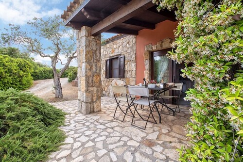 Private cottage at ground floor, in an exclusive and secluded location, 35 square meters, ideal for 2 guests.It comprises a cozy living room with a fully equipped kitchenette, a double bedroom and a bathroom with shower.A splendid terrace with a view is 