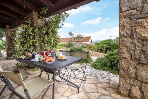 Private cottage at ground floor, in an exclusive and secluded location, 35 square meters, ideal for 2 guests.It comprises a cozy living room with a fully equipped kitchenette, a double bedroom and a bathroom with shower.A splendid terrace with a view is 