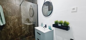 Sèche-cheveux, serviettes fournies, savon, papier toilette