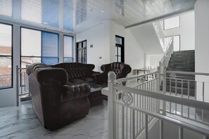 Coin salon dans le hall