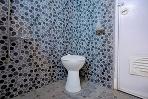 Een douche, handdoeken, zeep