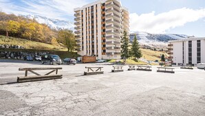 Un hôtel à plusieurs étages doté d’un parking, d’une terrasse et offrant une vue sur un paysage montagneux.