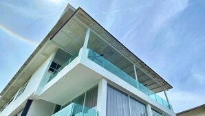 A modern building with a glass balcony and a clear sky. - Seahome Boutique Hotel (Tanjung Bungah)