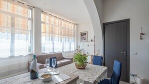 Huoneisto, patio, merinäköala | Oleskelualue