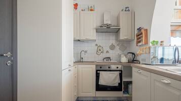 Apartment, Terrasse, Meerblick | Eigene Küche | Kühlschrank, Mikrowelle, Ofen, Herdplatte