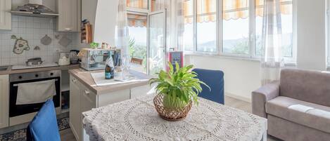 Departamento, patio, vista al mar | Cocina privada | Refrigerador, microondas, horno y parrilla de estufa