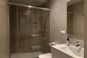 Douche, sèche-cheveux, serviettes fournies