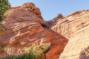 A rocky landscape with a chair and a lamp post. - Private residential vacation home nestled in the native Navajo Sandstone rocks of Sand Hollow enjoy this one of a kind experiences.  4 Br, 3 bath rental that sleeps 10 with ease - themed and ready to enjoy! (Hurricane)