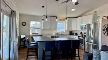 Een koelkast, een microgolfoven, een oven, een kookplaat