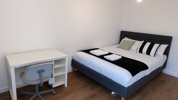 2 slaapkamers, een strijkplank/strijkijzer, reisbedje, gratis wifi