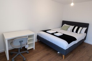 2 habitaciones, tabla de planchar con plancha y cuna de viaje 