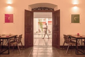 المنشأة من الداخل