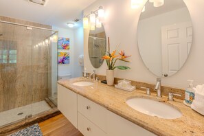 House, Multiple Beds (Flamingo Bayou B Right Side) | Bathroom - Flamingo Bayou A (Fort Myers Beach)