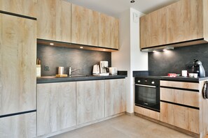 Jääkaappi, mikroaaltouuni, uuni, astianpesukone