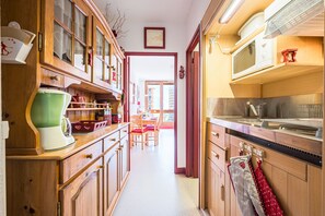 Een koelkast, een magnetron, een oven, een koffiezetapparaat/waterkoker