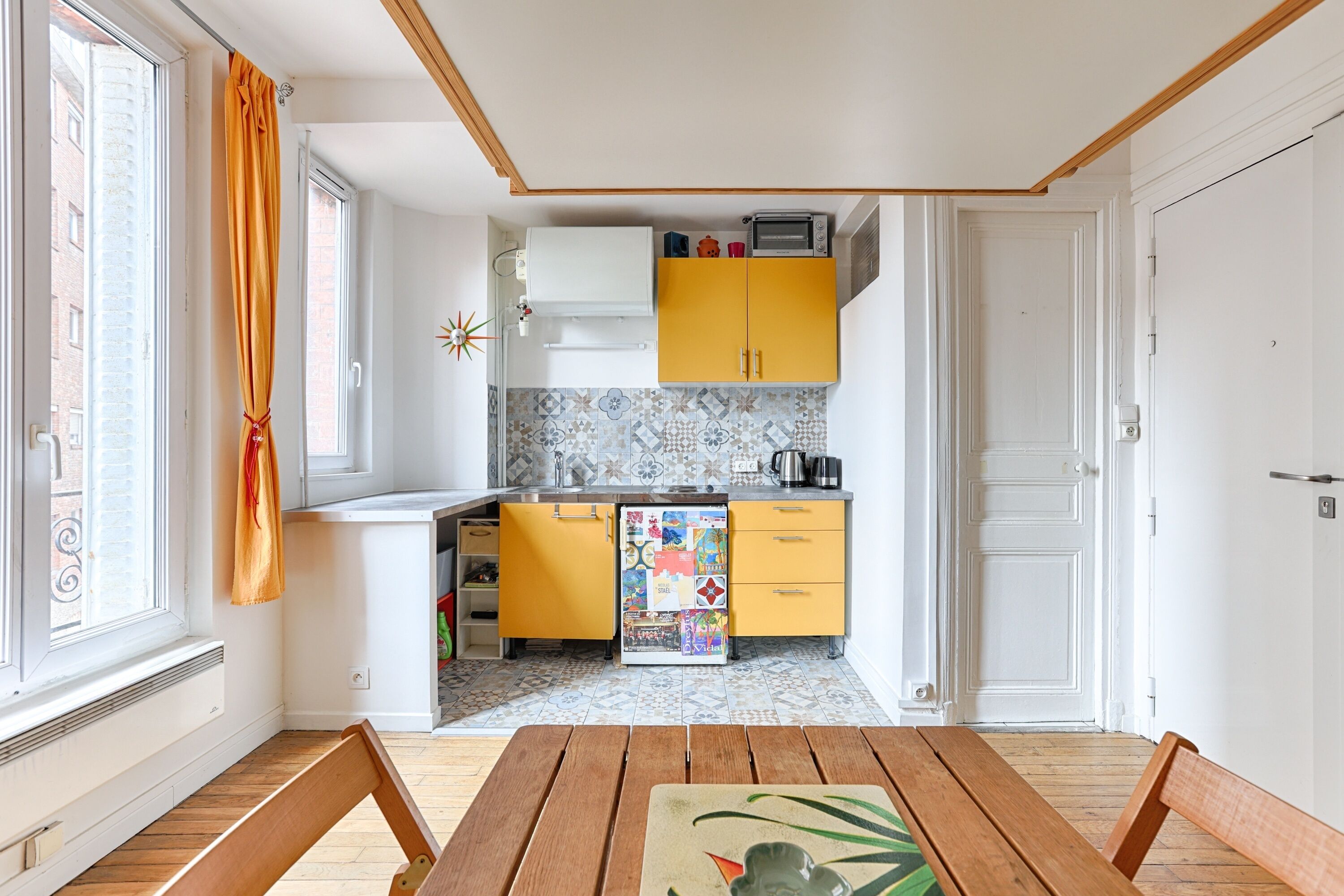 Een koelkast, een oven, een koffiezetapparaat/waterkoker