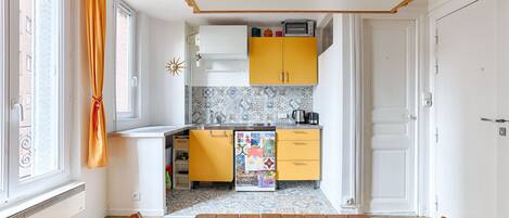 Fridge, oven, coffee/tea maker, toaster