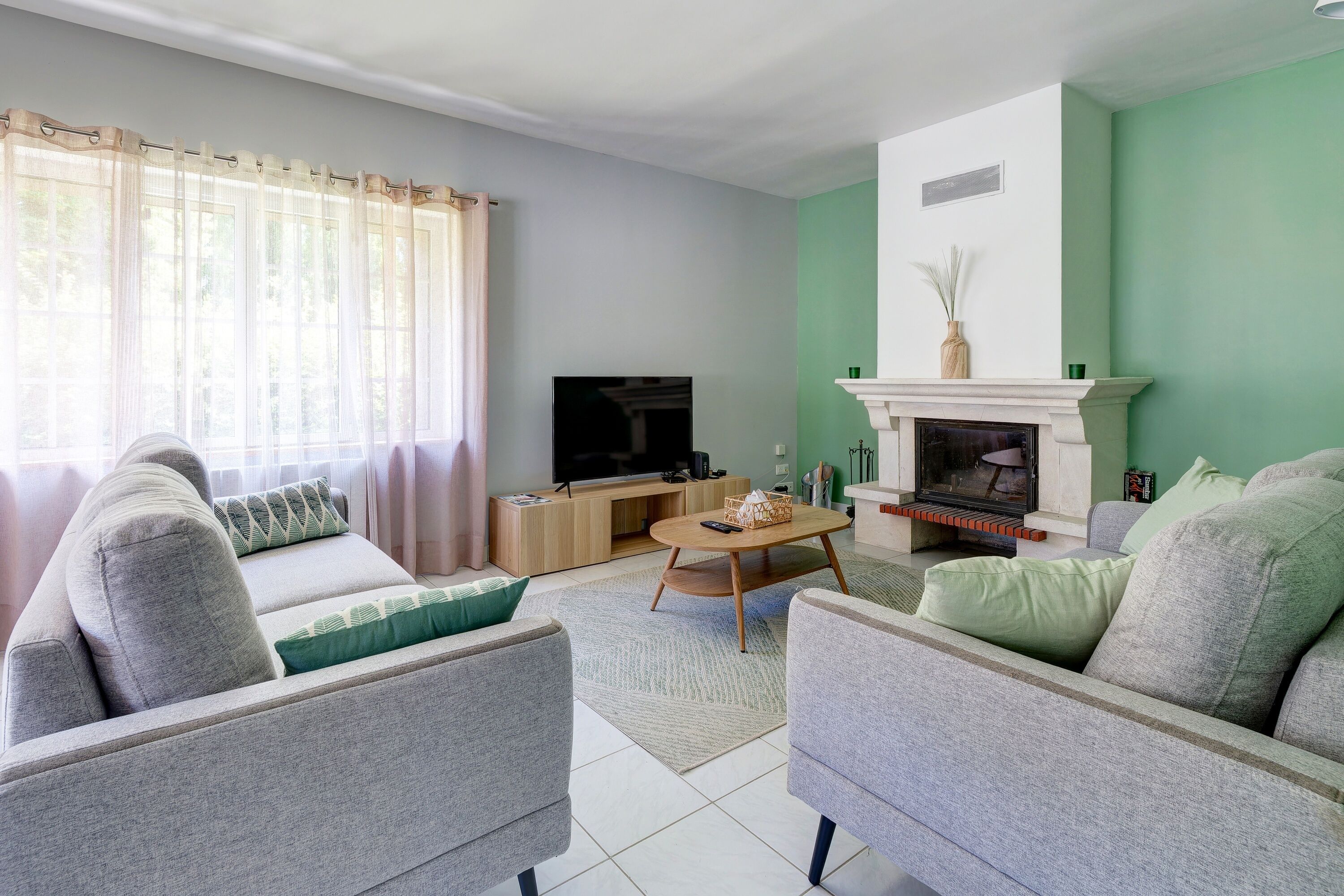 Een televisie en een open haard