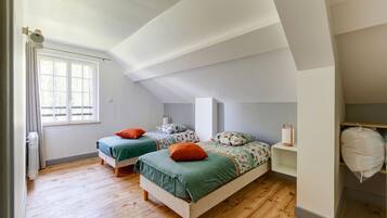 Tabla de planchar con plancha, wifi gratis, ropa de cama