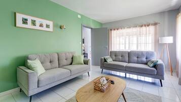 Una televisión, una chimenea