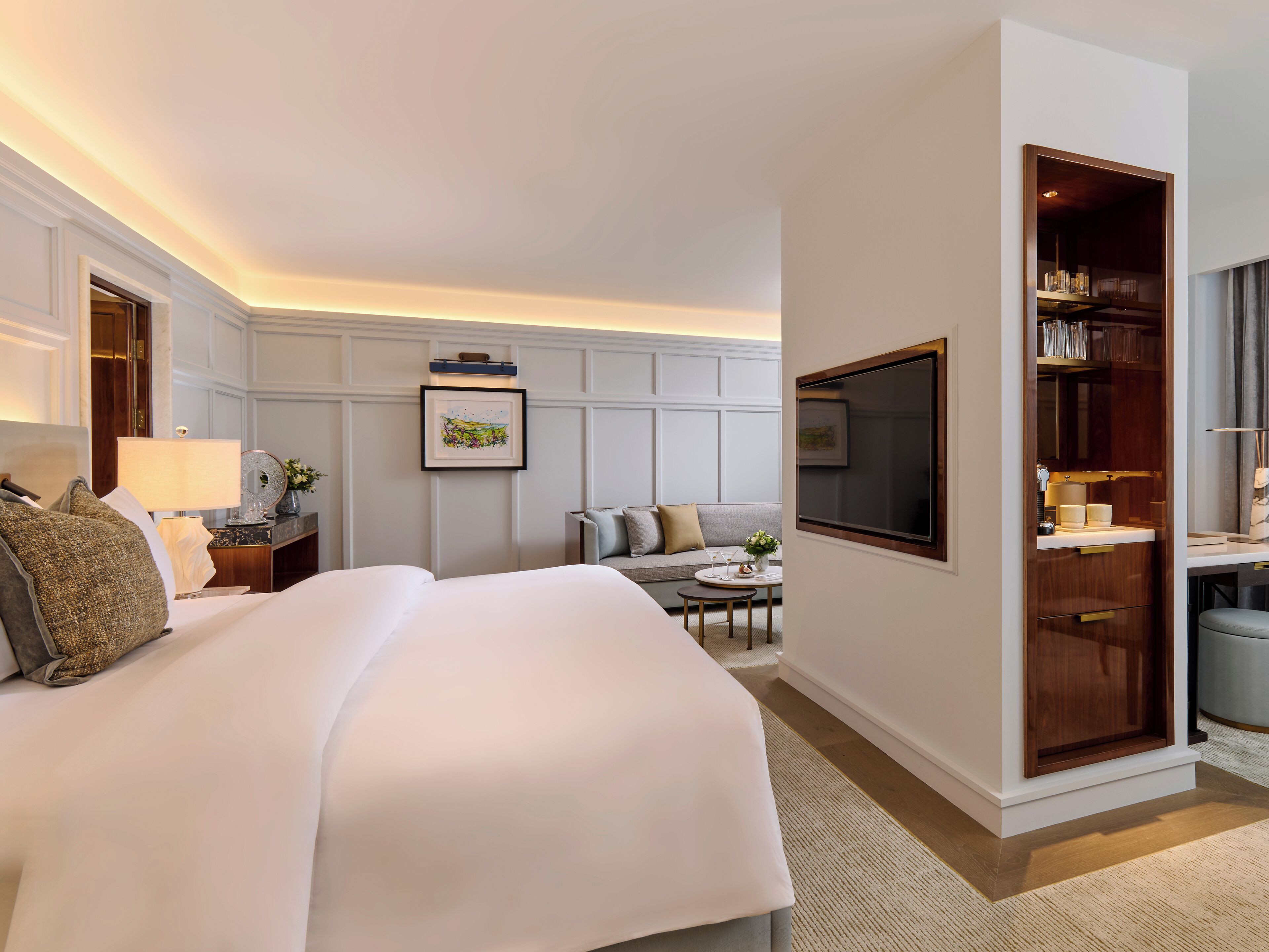 Ropa de cama de alta calidad y caja de seguridad en la habitación 