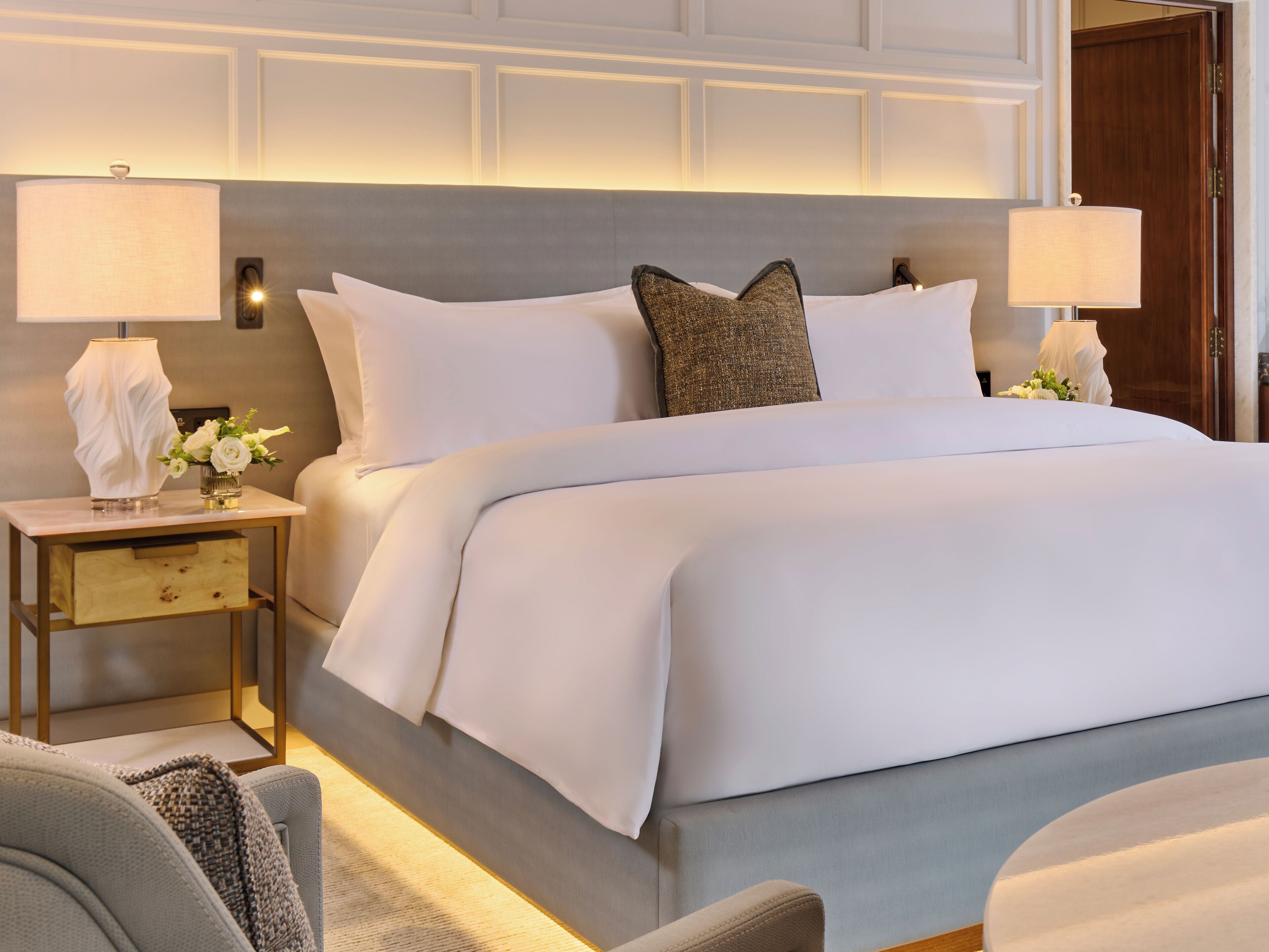 Ropa de cama de alta calidad y caja de seguridad en la habitación 