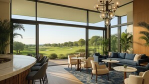Een modern interieur met een groot raam dat uitzicht biedt op een golfbaan. Er is een bar met krukken, een zithoek met banken en stoelen, en een houten accentmuur.