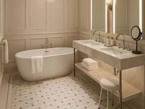 Habitación doble superior, vista al parque | Baño | Amenidades de baño gratuitas, secadora de cabello, pantuflas, toallas 