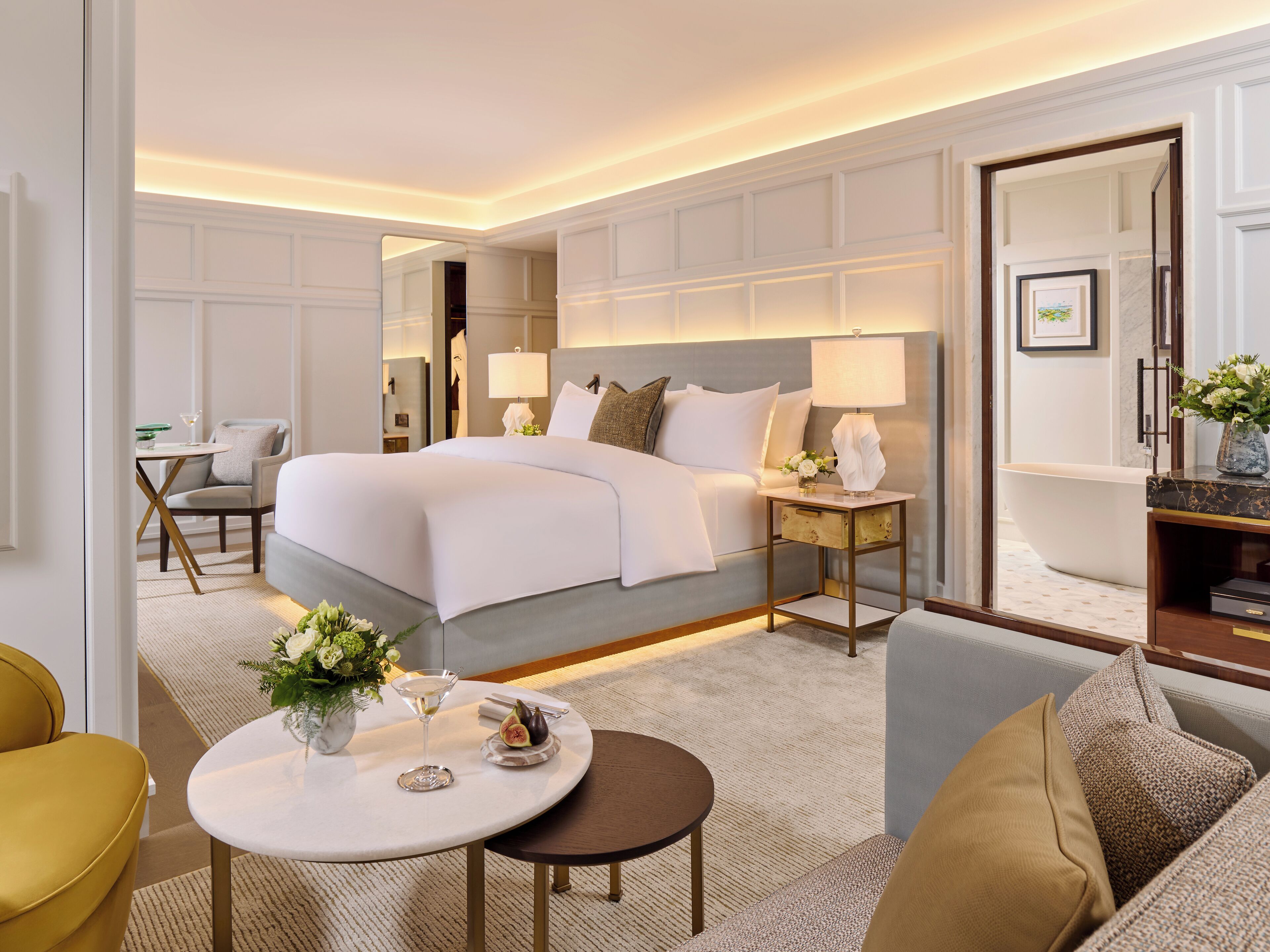 Ropa de cama de alta calidad y caja de seguridad en la habitación 