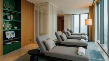 Couples treatment room(s), sauna, hot tub, steam room, massages