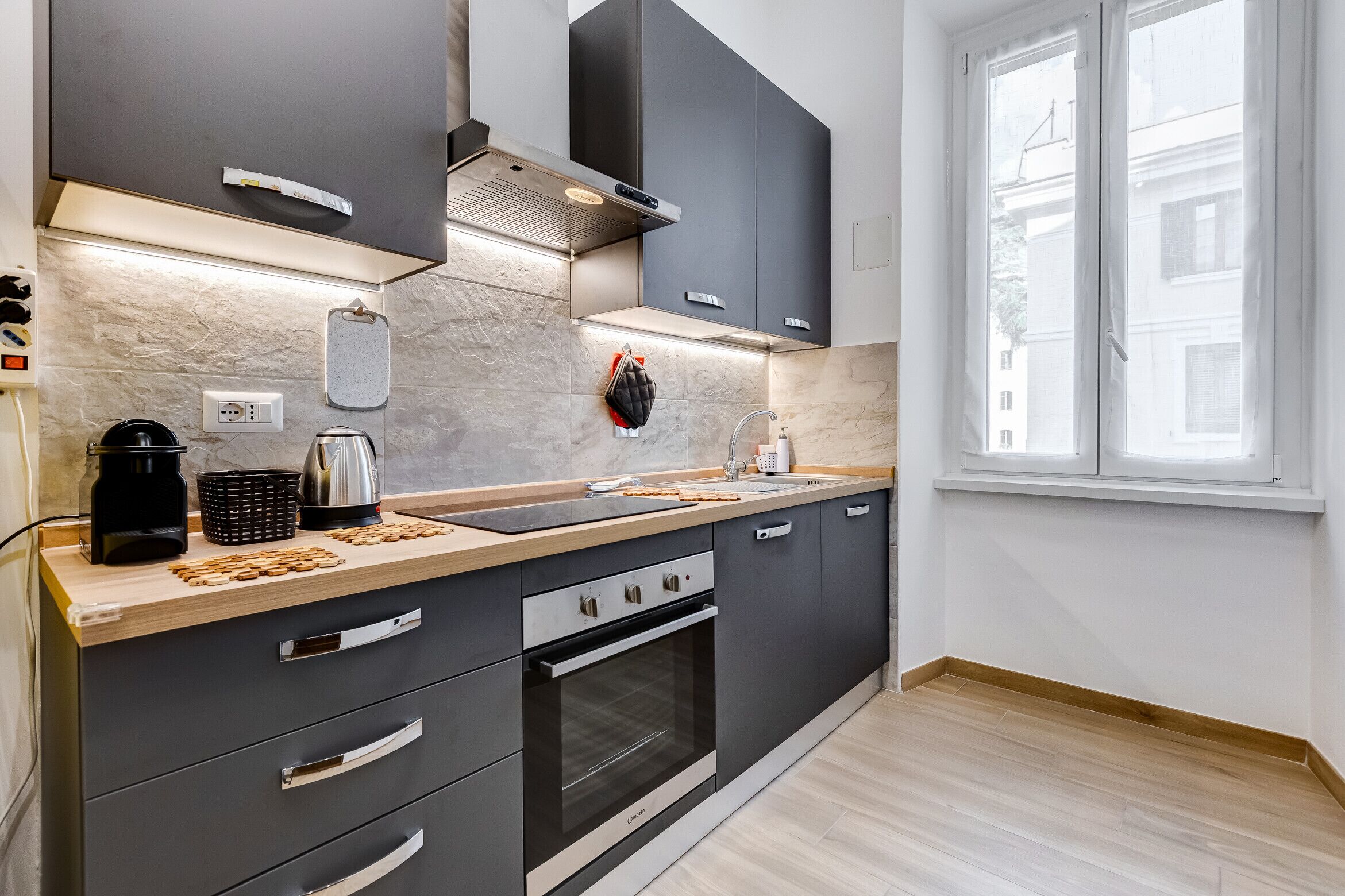 Een koelkast, een microgolfoven, een oven, een vaatwasser