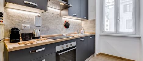 Een koelkast, een microgolfoven, een oven, een vaatwasser