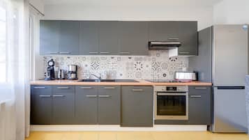 Kylskåp, mikrovågsugn, ugn och diskmaskin