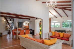 TV, DVD player, stereo - Villa Bois Jolan - Piscine Privée (Sainte-Anne)