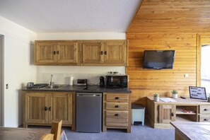 Jääkaappi, mikroaaltouuni, uuni, kahvin-/teenkeitin