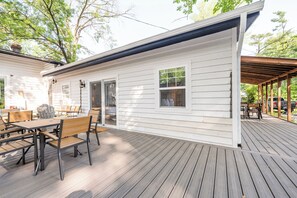 Outdoor dining - Union Pier Cottages Close To Beach and Downtown! (Union Pier)