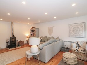Living area - The Threshing Barn (Chipping Norton)