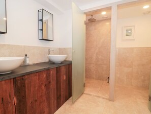 Shower - The Threshing Barn (Chipping Norton)