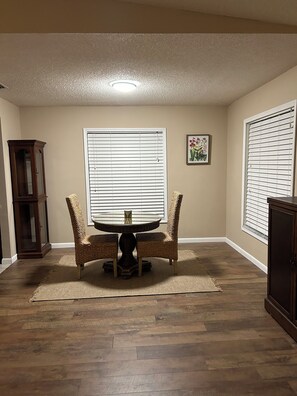 Dining - Perfect 2-bedroom condo in Clearwater Florida great for shopping & restaurants (Clearwater)