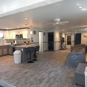 Køleskab, mikrobølgeovn, ovn, kogeplade