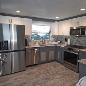 Køleskab, mikrobølgeovn, ovn, kogeplade