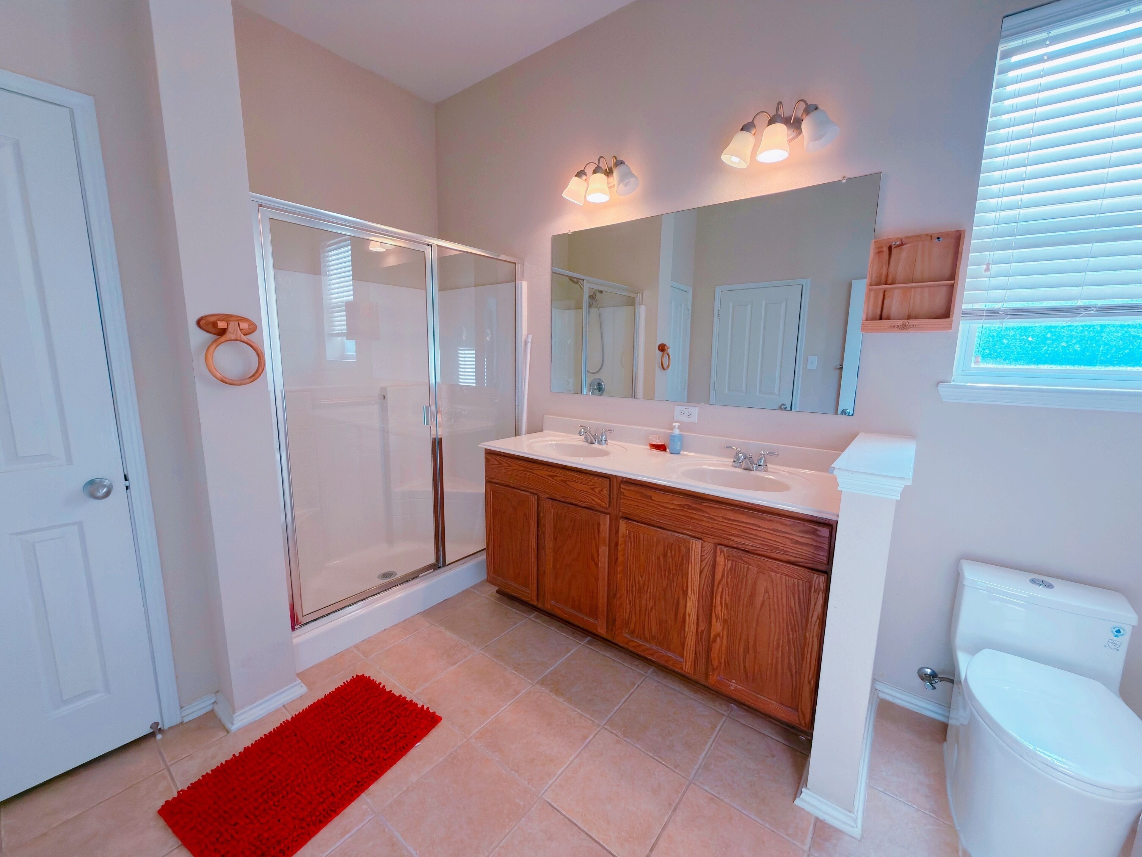 Secadora de cabello, bidet, toallas, jabón 