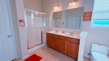 Secadora de cabello, bidet, toallas, jabón