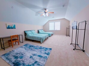 5 habitaciones, tabla de planchar con plancha, wifi y ropa de cama 