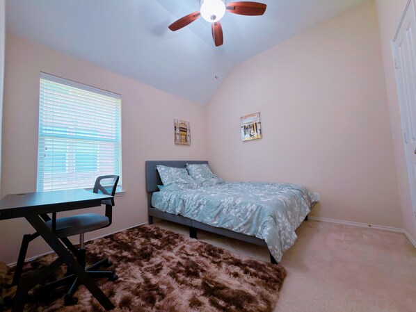 5 bedrooms, iron/ironing board, WiFi, bed sheets