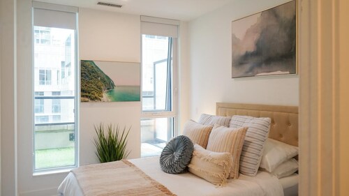 Beautiful modern condo with 5 star amenities, spacious balcony & pet friendly